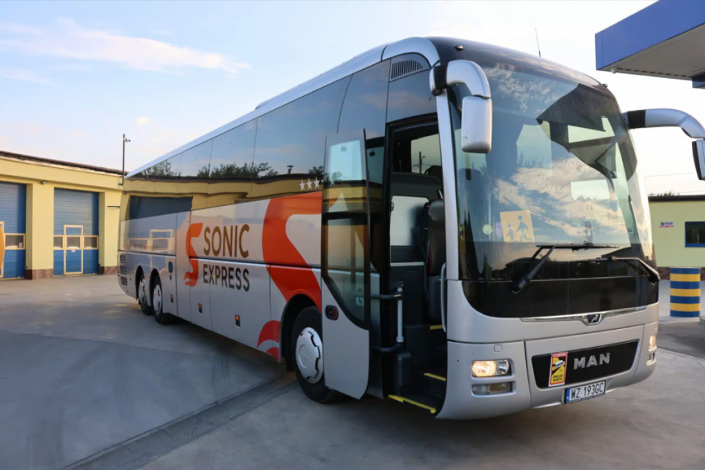 Jak wynająć autokar na wycieczkę szkolną? Poradnik dla nauczycieli i rodziców